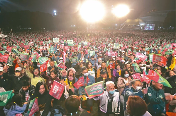 急診科醫師提醒，到造勢場合替支持的候選人加油時，如出現胸悶胸痛，切記要撥打119。示意圖。聯合報資料照片