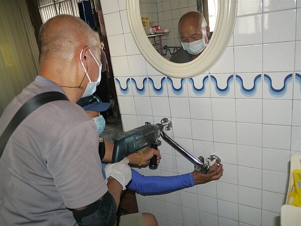 謝男不滿住處漏水,忍了10年後不具水電專業的他,竟鑽破樓上鄰居天花板,讓對方感受滴水滋味。示意圖與本文無關。本報資料照片