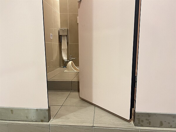 桃園一名46歲許姓男子在公司偷裝針孔攝影機在女廁馬桶,結果女同事脫褲如廁後驚覺有攝影機在偷拍,立刻報警抓狼,桃園地院依犯無故竊錄他人非公開活動及身體隱私部位罪,處許男拘役50日,得易科罰金5萬元。示意圖非本案。記者陳恩惠/攝影