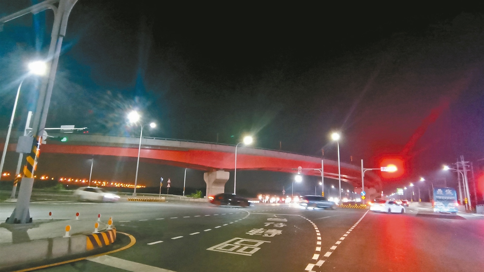 台南南科聯絡道高架轉向工程去年底完工，迄今未通車。記者謝進盛／攝影 