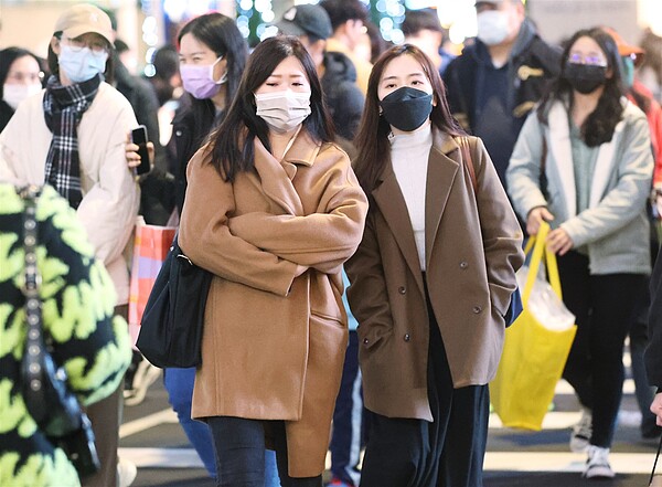 今東北季風略減弱,西半部多雲時啨,東半部有局部短暫雨的機率,氣溫小幅回升,北台仍偏涼。本報資料照片