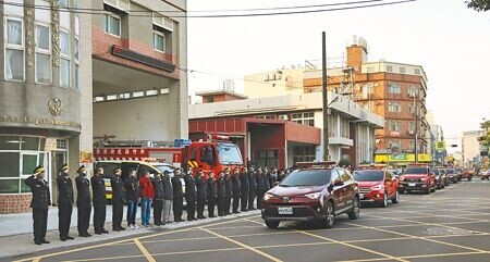 
新竹縣消防局殉職勇消游尚樺7日由胞弟捧著骨灰返回高雄老家，消防同仁車隊陪同，並特意繞回新工分隊。（邱立雅攝）
