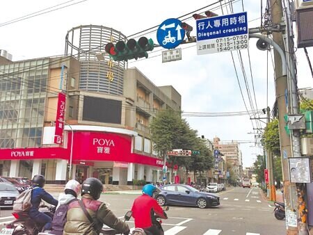 
桃園市交通局在南桃園的平鎮區延平路與康樂路口等共4處路口，實施行人專用時相，維護行人過馬路時安全。（呂筱蟬攝）
