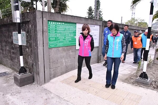 花蓮鄉道花13線路面原先顛簸難行,經工程改善後路面平整,鄉長游淑貞(前右)日前現勘。圖/吉安鄉公所提供