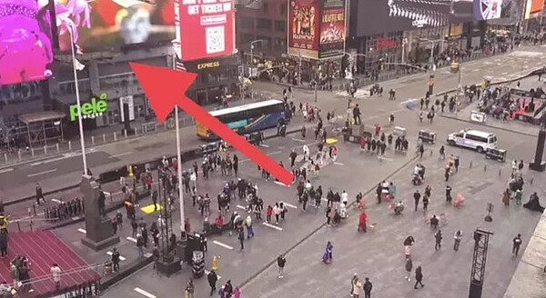 國中生遭割頸案中的「乾哥」「乾妹」登紐約時代廣場。圖/翻攝臉書「Gtokevin小商人靠北幹古股份有限公司」