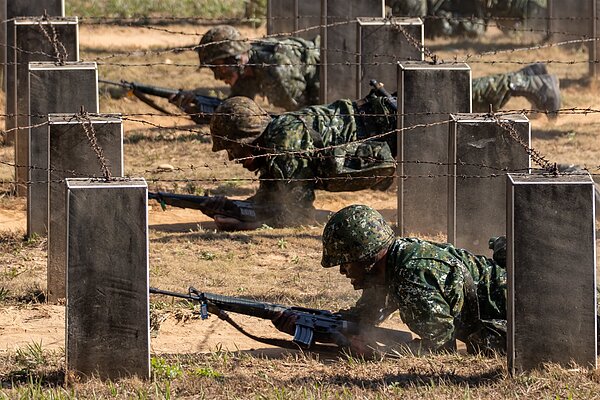 一年期義務役入伍訓練期末鑑測將結合震撼教育訓練,以不間斷射擊空包彈加上炸藥,模擬戰場實況。記者季相儒/攝影