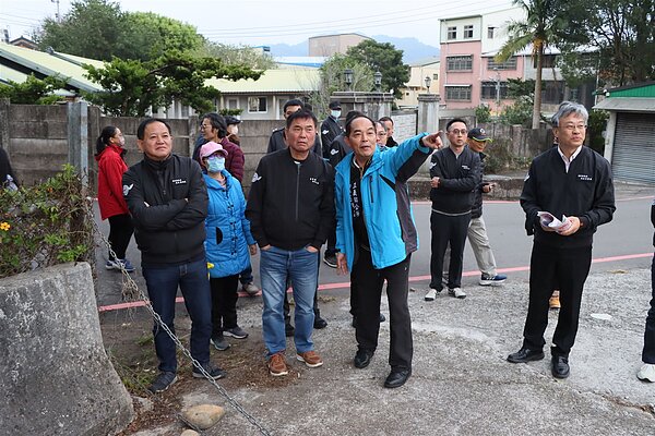 苗栗縣長鍾東錦等人日前會勘,盤點解決三義高中交通車停車問題方案。圖/苗栗縣政府提供