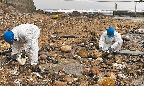 台東綠島發生不明重油汙染，北海岸從2023年12月4日起在洋流影響下遍滿油汙，新北市環保局已清運1650公斤吸附油汙的清理資材及廢棄物。圖／新北市環保局提供