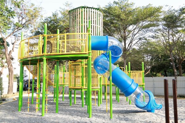 台南市政府投入1千萬元打造麻豆公園（公11公園）的全齡化特色遊戲場。圖／台南市政府提供