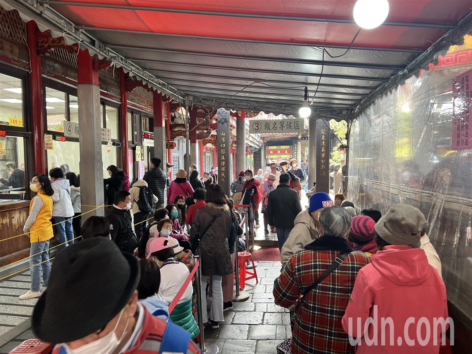 台北艋舺龍山寺開放點燈,今早6時發放號碼牌,直至11時30分仍有信眾排隊。記者鍾維軒/攝影