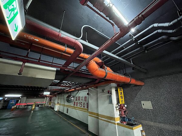 社區大樓完成內部改管(如圖橘管),將污水收集到外部公共污水下水道系統。圖/新北市水利局提供