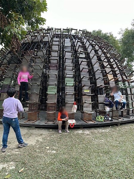 網友直擊大媽坐在「椅子樂譜」上,還有人站著拍照,結果踩壞了。圖/翻攝自爆料公社二社