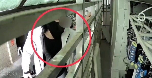 被害者蘇女提供監視器畫面，明顯可見偷內衣褲竊賊站上機車試圖再偷竊。記者翁至成／翻攝
