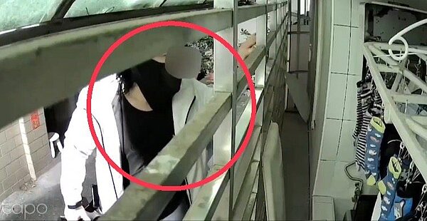 被害者蘇女提供監視器畫面，明顯可見偷內衣褲竊賊站上機車試圖再偷竊。記者翁至成／翻攝