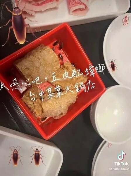 鄭先生到店家加點豆皮時，看到盒子內有「一堆小蟑螂」當場嚇傻。圖／取自爆料公社二社
