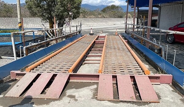 自動洗車設備規格有新規定，汰除水槽式並全面採跳動路面型式，讓業者減少每日更換廢水的用水量。圖／台東縣政府提供