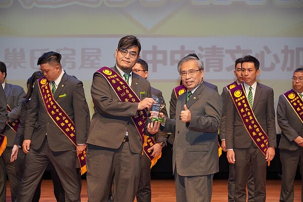 有巢氏房屋台中中清文心加盟店開幕4年,2023獲頒有巢氏中台灣業績第二。圖/永慶房產集團提供