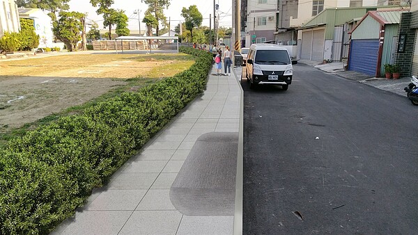 頭區仕隆國小拆除圍牆，營造社區化通學步道。圖／高雄市工務局提供