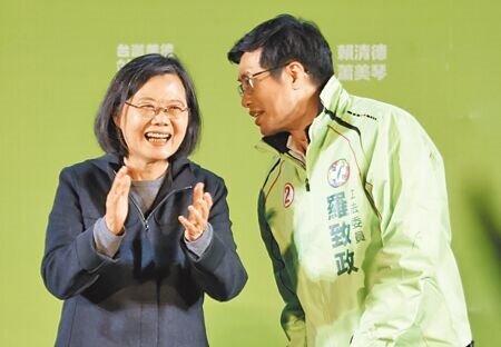 網路7日再傳疑似民進黨立委羅致政與蔡英文總統41分鐘對話。內容提到消災解厄、黨務、政務。圖為蔡英文(左)日前出席新北市選前造勢晚會時,羅致政(右)與蔡英文交換意見。(陳信翰攝)