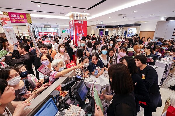 圖為遠東SOGO台北店周年慶首日開店後人潮瞬間擠滿一樓。聯合報系資料照片/記者沈昱嘉攝影