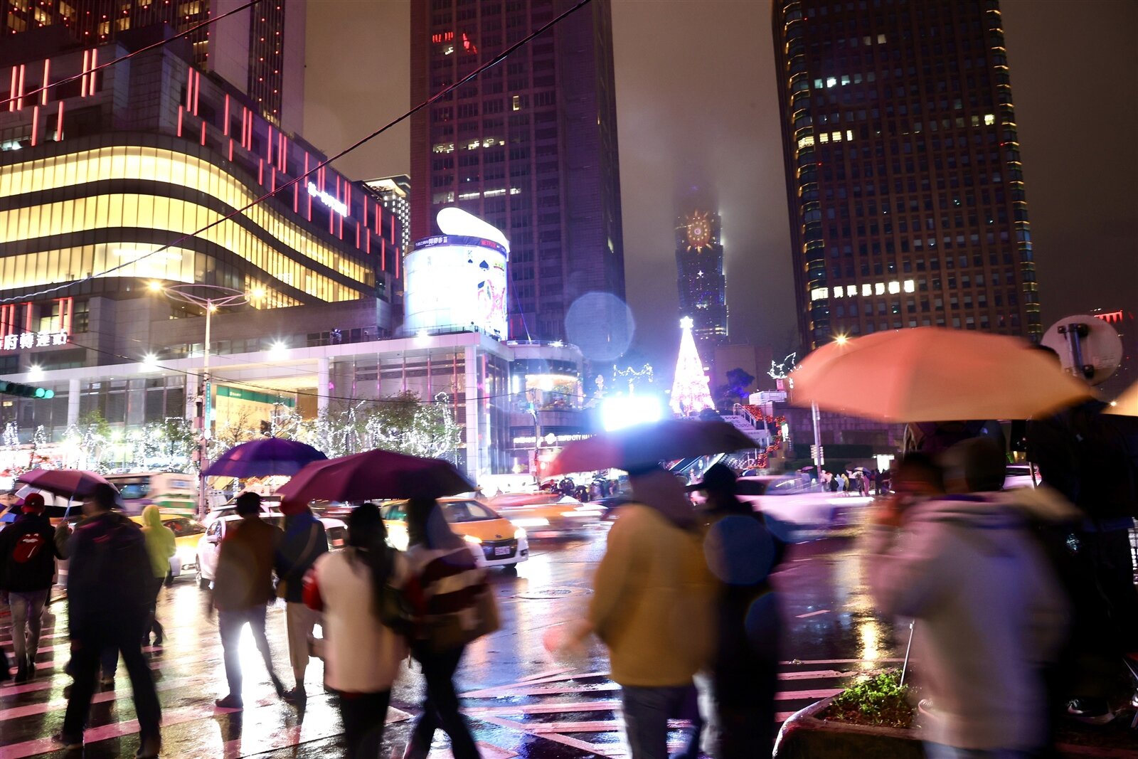 中央氣象署指出,今晚起水氣移入,明天全台有雨。周三起大陸冷氣團南下,周四、周五清晨最冷,中部以北、東北部10至12度,其他地區13至15度。示意圖。圖/本報資料照片