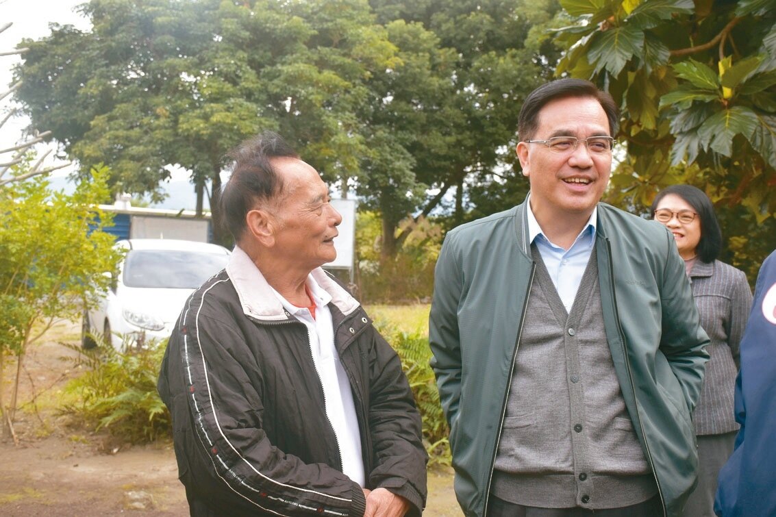 原民會主委夷將‧拔路兒(右)昨會勘花蓮壽豐鄉和平部落價購的土地。記者王思慧/攝影