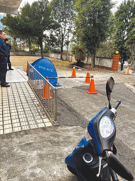 仁愛鄉錢姓凶嫌8日疑酒後在家自殘,鄰居勸阻反遭持檳榔刀割頸殺害,鄰居摀住傷口騎機車到900公尺外的中原派出所求救,倒臥派出所門口喪命。圖/警方提供。全國各縣市安心專線1925