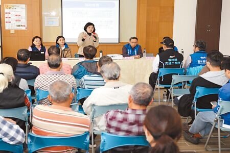 雲林縣政府協助古坑鄉旅宿業者打造星級旅宿,8日在草嶺遊客中心舉辦「古坑地區旅宿業營造計畫」說明會,縣長張麗善(站立者)強調,提升旅宿品質,讓民眾不用出國就能享受國際級的旅遊樂趣。(張朝欣攝)