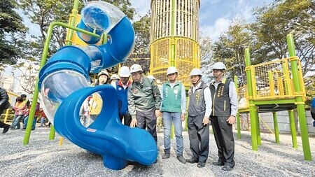 
台南市麻豆公園改造成符合全年齡適合的鄰里公園，預計今年農曆年前啟用，市長黃偉哲（右四）等人8日到場視察。（張毓翎攝）
