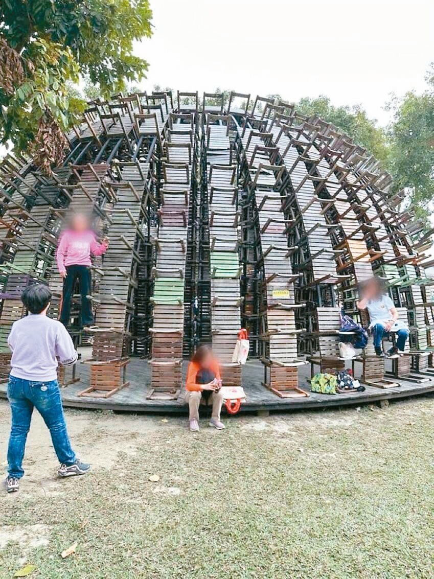 網友直擊婦人坐在「椅子樂譜」上，還有人站著拍照，結果踩壞了。圖／翻攝自爆料公社二社