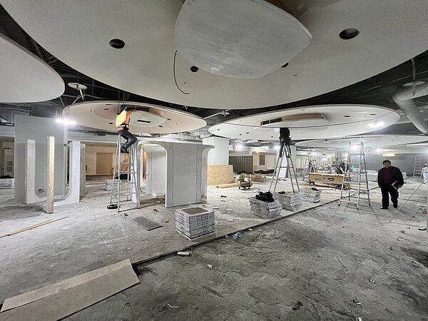 春節假集、尾牙季到來，北市建管處稽查大型賣場、餐廳加強稽查公安A8館地下一樓未經申請室裝許可，擅自施工，違反「建築法」依法開罰12萬元。圖／建管處提供
