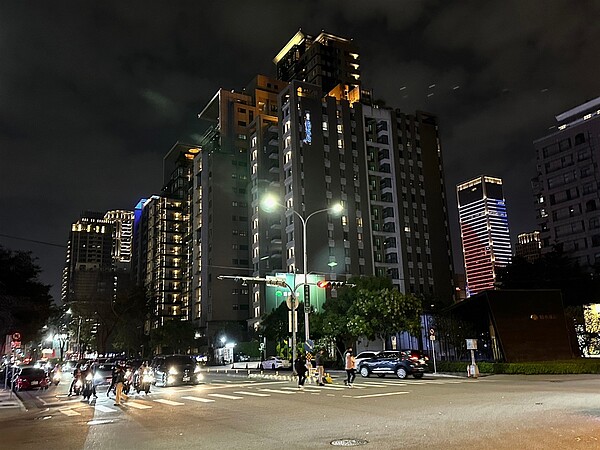 河南路換裝LED路燈情形。圖/台中市政府提供