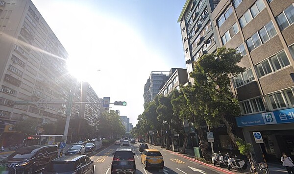 鄰近大馬路的住家雖然方便,但也必須忍受噪音和落塵的問題。示意圖/取自google maps