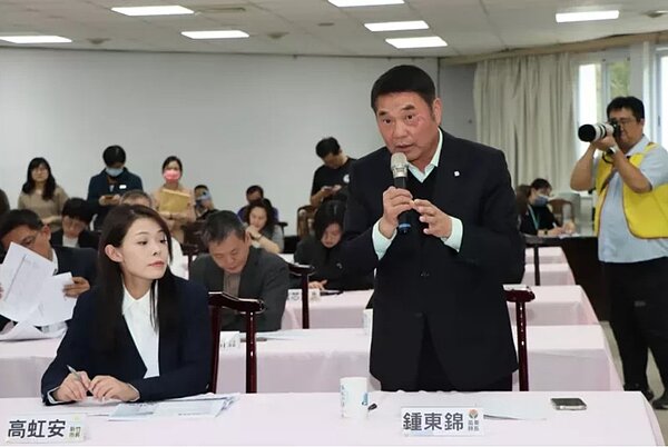 苗栗縣長鍾東錦今天參加「竹苗區高中職增班政策」會議,爭取新竹科學園區實驗高級中等學校在苗栗設立分校。圖/苗栗縣政府提供