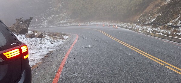 武嶺至合歡山莊(31k~33K)道路潮濕結冰。圖/中區養護工程分局提供