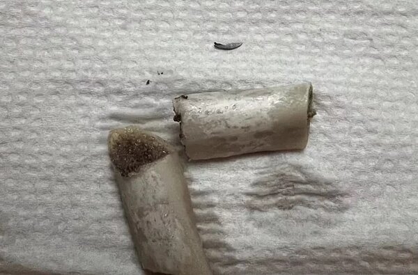 民眾PO文表示在好市多購買的排骨上發現斷掉的刀片。圖/摘自「Costco好市多 商品經驗老實說」