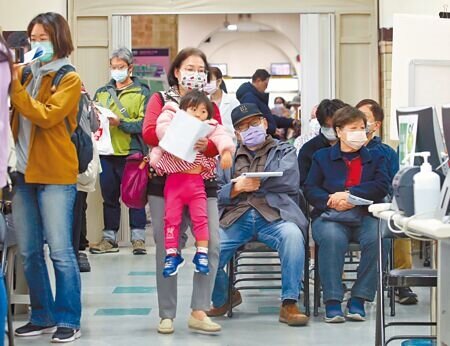 Novavax XBB.1.5疫苗9日開打,許多民眾一早就前往台大醫院排隊接種北市衛生局也祭出抽獎配套,鼓勵施打。(范揚光攝)