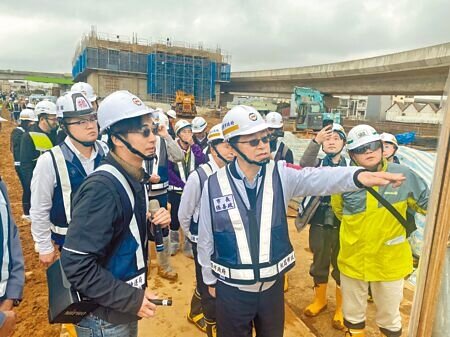 桃園市長張善政(前排中)9日視察桃捷綠線北機廠工程表示,今年底韓製首列綠線列車將抵台,將於北機廠靜態測試,預計明年夏季即可上軌道動態測試,盼達成2026年北段7站通車目標。(蔡明攝)