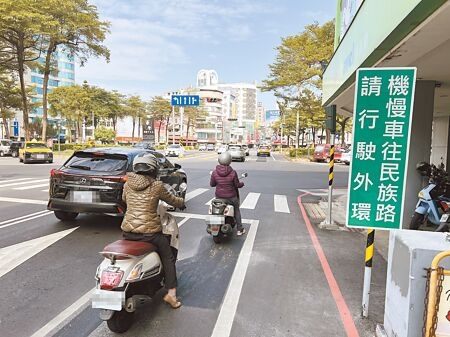 
台南市中西區西門圓環直行的機慢車，從10日起可以直接穿越，不用再繞行圓環外環。（洪榮志攝）
