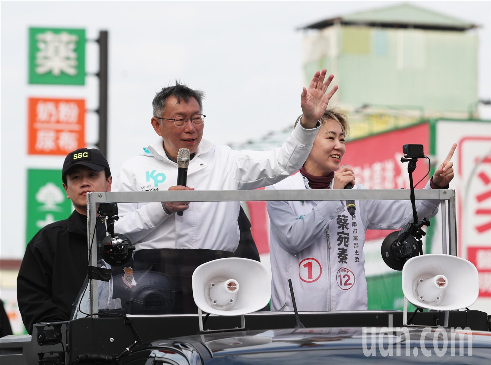 民眾黨總統候選人柯文哲(左二)今天在台南掃街。記者劉學聖/攝影