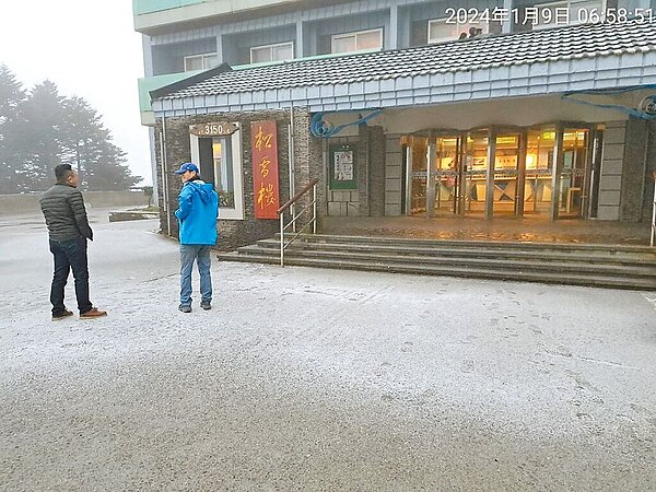 合歡山9日清晨降雨夾霰,路面、山坡恰似撒上糖霜,讓入住松雪樓旅客相當驚喜。(林保署南投分署提供/楊靜茹南投傳真)
