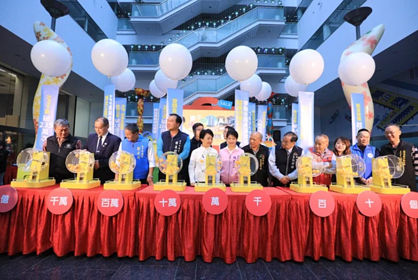 第五屆台中購物節在台中市府舉辦壓軸「抽好宅」,台中市長盧秀燕抽出今年最大獎千萬好宅,由西屯區黃小姐幸運中獎。圖/台中市政府提供