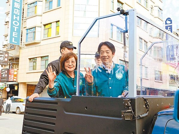 民進黨總統候選人賴清德(右)9日到雲林縣虎尾鎮車隊掃街,對於謝龍介影射他有私生子,賴強調他隨時可以作DNA驗證,真的有這件事還可以提供百萬獎金。圖/張朝欣攝