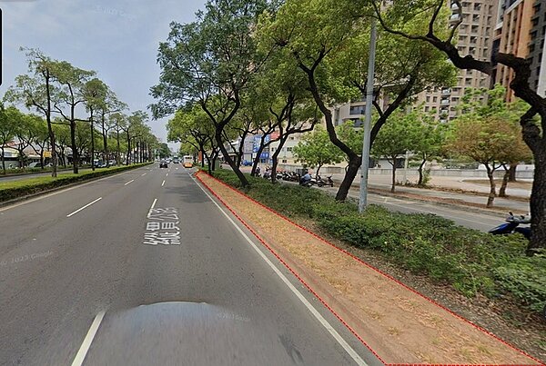 市府針對易塞車路段之分隔島進行削切。圖為改善前。圖/高雄市工務局提供