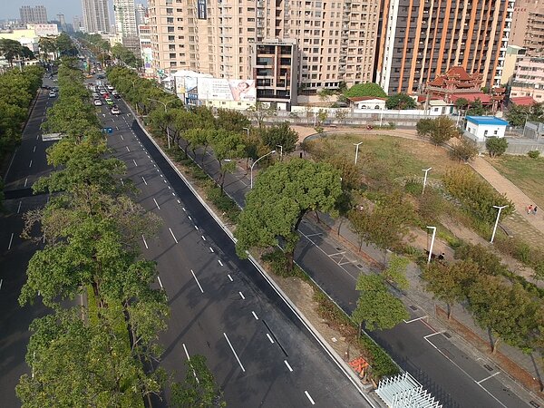 市府針對易塞車路段之分隔島進行削切。圖為改善後。圖/高雄市工務局提供