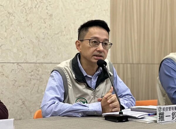 衛福部疾管署發言人羅一鈞表示,今年類流感、新冠疫情重疊最高峰,應會落在1月28日至2月3日。圖/記者沈能元攝影