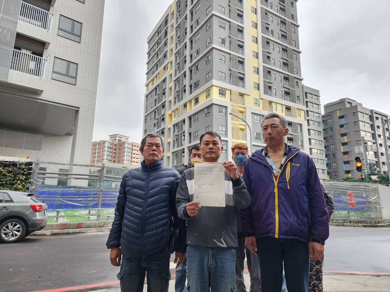 甘男(中)今不滿帶領工人到工地現場抗議,上游包商則出現簽下付款承諾書。記者李定宇/攝影