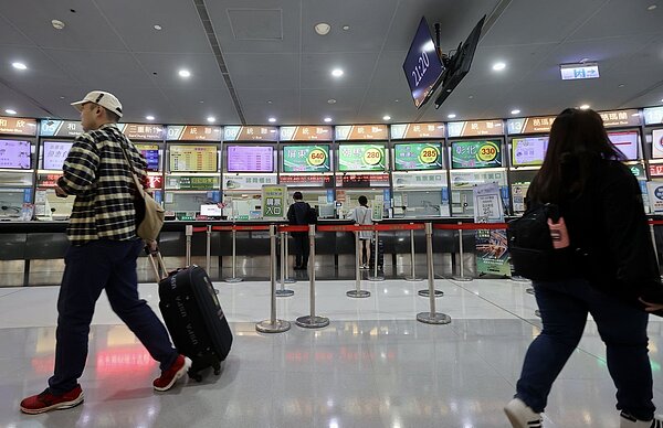 受缺工、物價上漲、客運量下滑影響,中華民國公共汽車客運商業同業公會全國聯合會去年10月提報公路局調漲運價,方案近期被退回。圖/聯合報系資料照