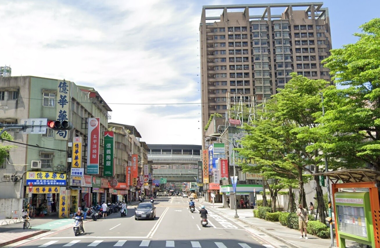 預售少付1字頭…該「捨景安買永寧」?鄉民嚇:中和淪落到跟土城比 網友普遍認為景安的物件周遭機能打趴永寧站物件。圖/翻攝自Google Maps