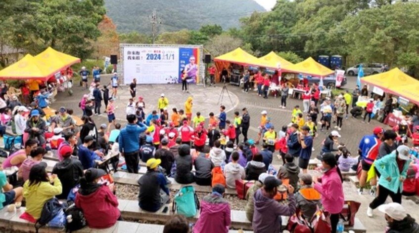永慶房屋連續3年贊助內湖鐵人白石湖嘉年華公益路跑,與現場跑者們一起迎接2024元旦。 圖/永慶房屋提供